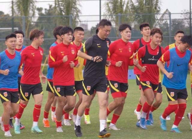 警界同伴“神枪手”岑健昌（张学友 饰）与“咖喱鸡”江理基（董玮 饰）二人个性很是轻浮，加上办案手法年夜胆，经常令上司“枪王”林浩英（林正英 饰）懊恼。岑健昌的广州表哥家常（张坚庭 饰）与表妹家希（李丽珍 饰）来港，暂住岑家中。家常多年来管束家希甚为严酷，令好好的一个芳华少女举止奇异，乃至有自毁偏向，岑与江遂设计帮家希找回赋性。另外一方面，黑道人物刘天豪杀死年夜哥夺位，此案交由林浩英负责，警界双雄随即出动，却不测发现年夜陆表哥家常的线平易近身份对查案很有帮忙，家常更借协助查案的机遇与KTV老板娘南希发生了一段爱情…